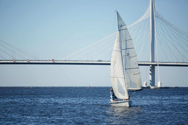 Comment organiser un voyage pour explorer les déserts de sable mouvant et les oasis cachées ?